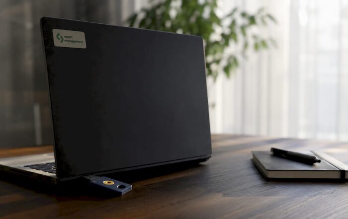 Chiavetta di sicurezza collegata al laptop per proteggere i dati.