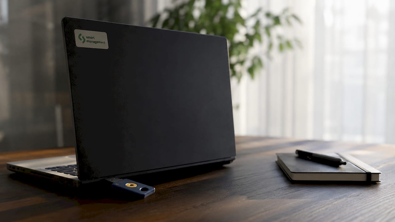 1782983137423_Security-key-plugged-into-laptop-for-data-protection Chiavetta di sicurezza collegata al laptop per proteggere i dati.