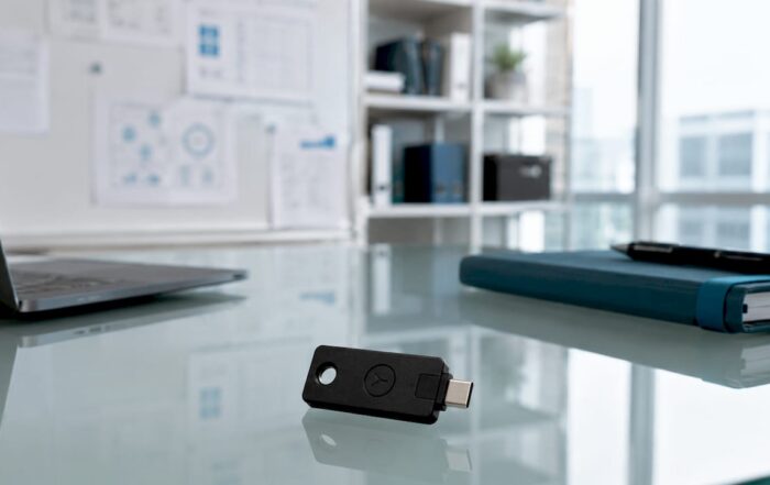 Dispositivi hardware per l’autenticazione a due fattori, presentati su fondo bianco
