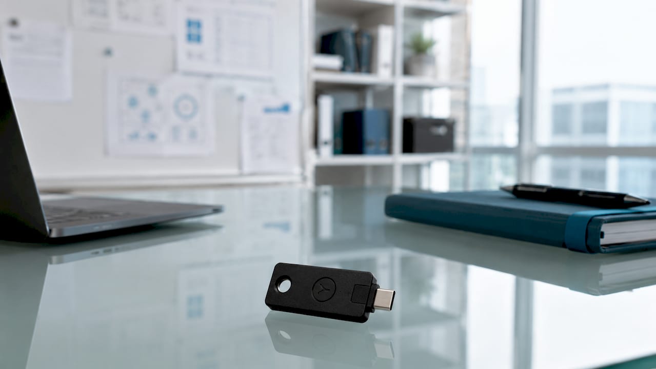 1783327005022_Chiavi-di-sicurezza-hardware-per-2FA-su-superficie-bianca Dispositivi hardware per l’autenticazione a due fattori, presentati su fondo bianco